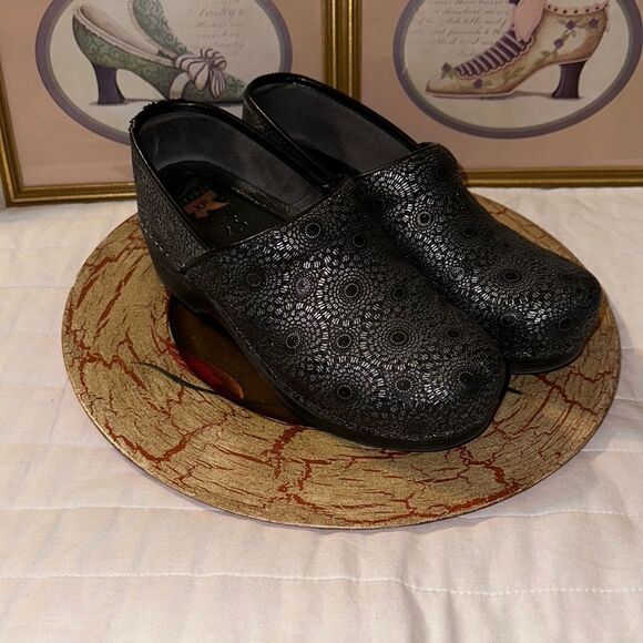 Dansko 40 9.5-10 Black Silver Medallion Patent Leather Professional Clogs - Picture 4 of 12